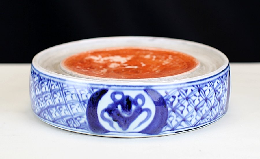 BLUE AND WHITE PORCELAIN INKSTONE: Late 19th Century. Diameter: 7.5 inch, Height: 2 inch