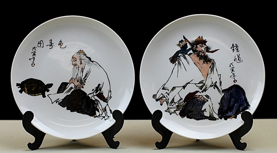 TWO FAMILLE ROSE PORCLAIN DISHES: Diameter: 8 inch, Height: 0.75 inch. This item was consigned by The Rhode Island Amitabha Buddhist Assocation, and all commission will be donated to the Rhode Island Amitabha Buddhist Assocation.