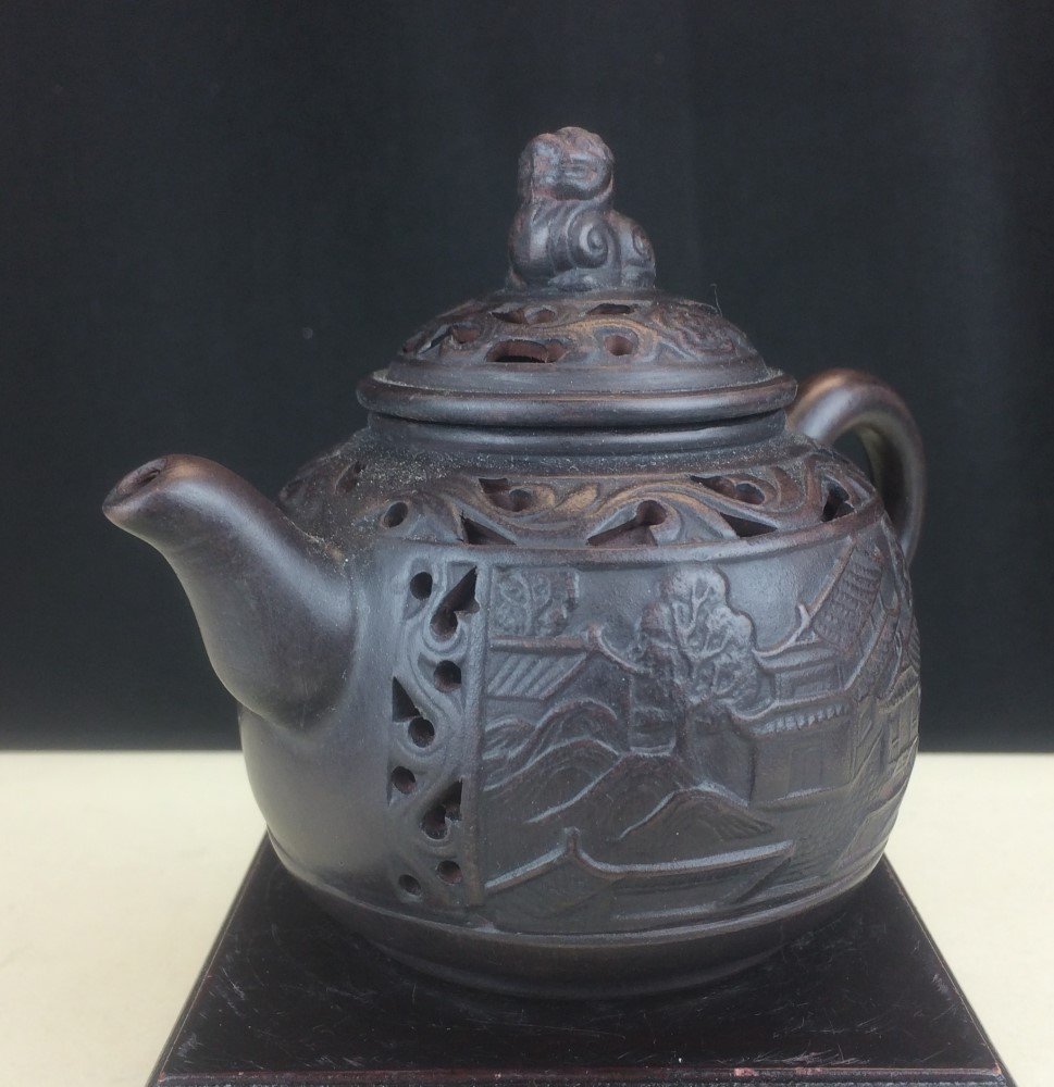 ZISHA POTTERY TEAPOT: 19th Century. Height: 4 inch
