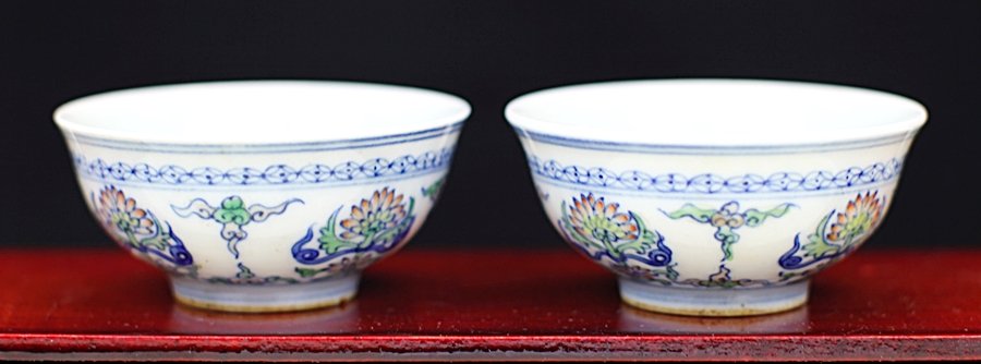 PAIR OF DOU-CAI GLAZED PORCELAIN CUPS: 18th Century. Diameter: 2.5 inch, Height: 1.25 inch