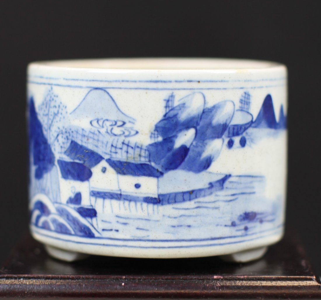 BLUE AND WHITE PORCELAIN BRUSH WASHER: Late 19th Century. Diameter: 3.25 inch, Height: 2.5 inch
