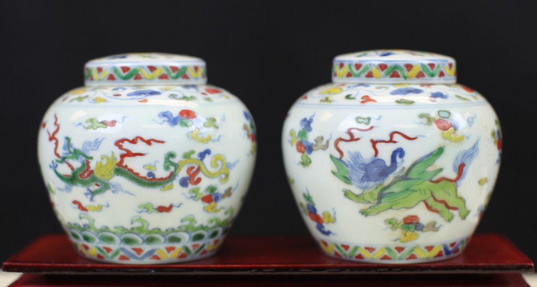 DOU-CAI GLAZED PORCELAIN TEA CONTAINER: 19th Century. Height: 3.5 inch