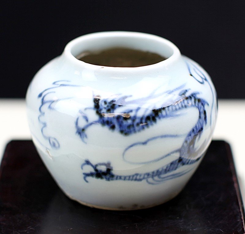 BLUE AND WHITE PORCELAIN BRUSH WASHER: 18th-19th Century. Height: 2.25 inch