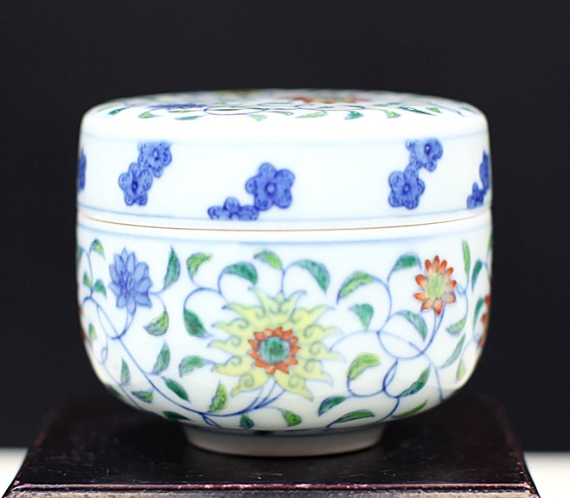 DOU-CAI GLAZED COVERED PORCELAIN CUP: 18th Century. Diameter: 3 inch, Height: 2.5 inch