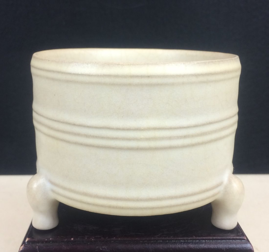WHITE GLAZED PORCELAIN TRI-FOOT BRUSH WASHER: 18th Century. Diameter: 4 inch, Height: 3 inch