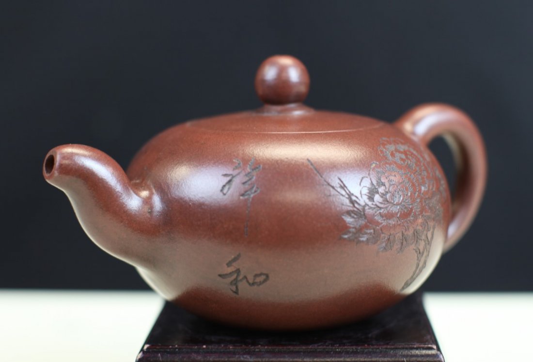 ZISHA POTTERY TEAPOT: Early 20th Century. Diameter: 4.25 inch, Height: 3.75 inch