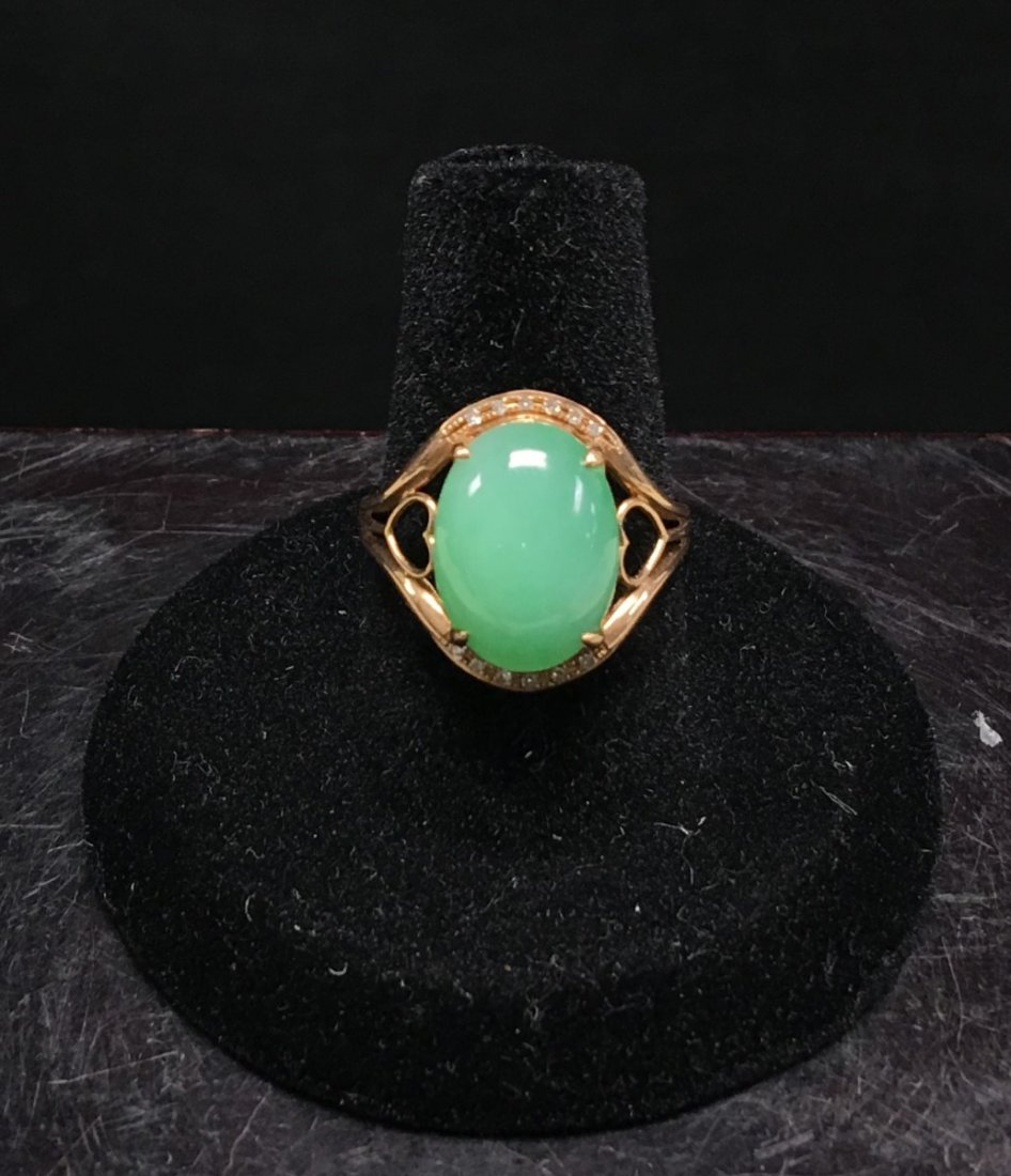 JADEITE SURFACE RING, CLASS A: Interior Diameter: 0.75 inch, 18k Gold Ring