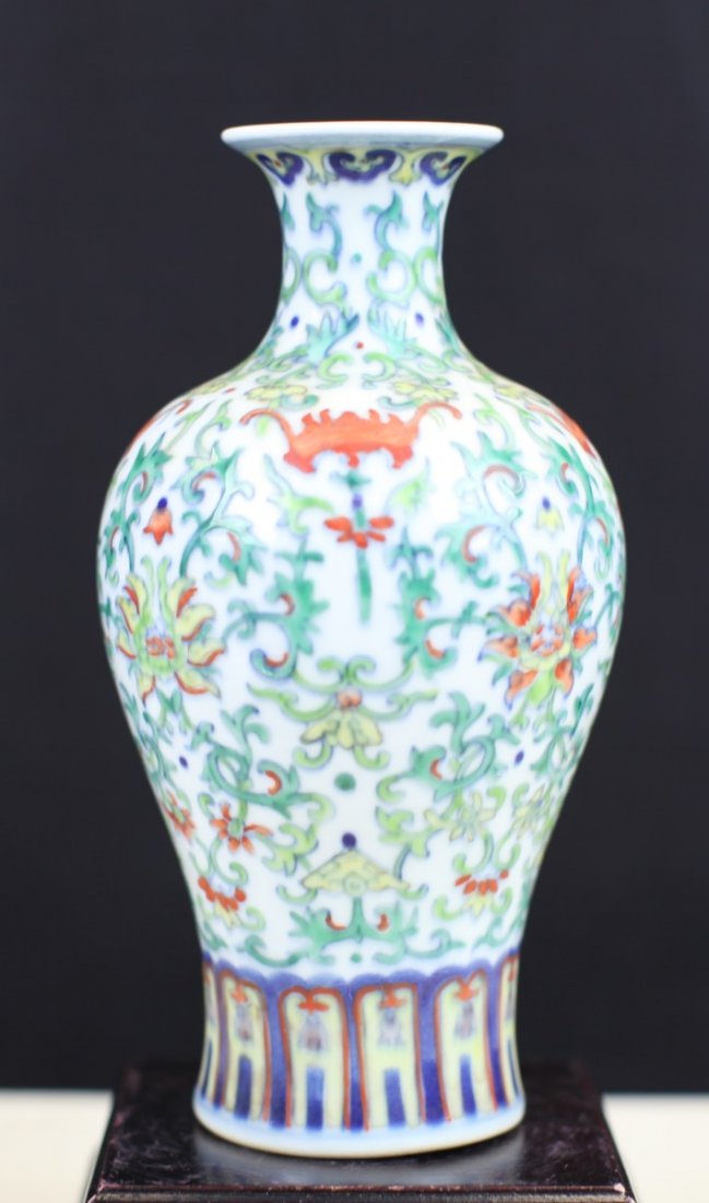 DOU-CAI GLAZED PORCELAIN VASE: 19th Century. Height: 8 inch