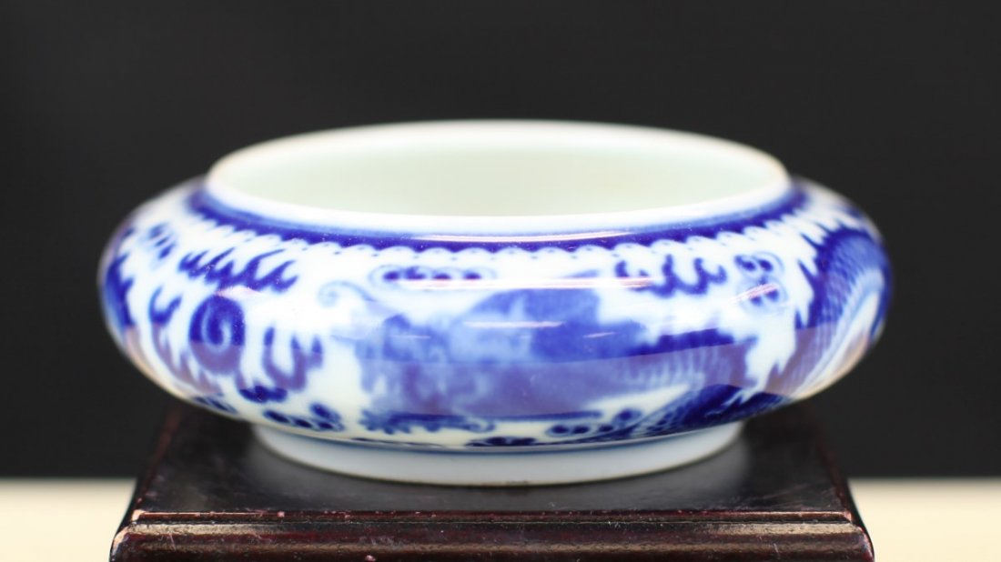 BLUE AND WHITE PORCELAIN BRUSH WASHER: Late 19th Century. Diameter: 4.75 inch, Height: 1.5 inch