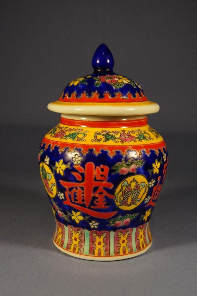 Chinese antique painted porcelain ginger jar: Chinese antique painted porcelain ginger jar with lid, unusual dragon and Qing long mark, H: 15 cm