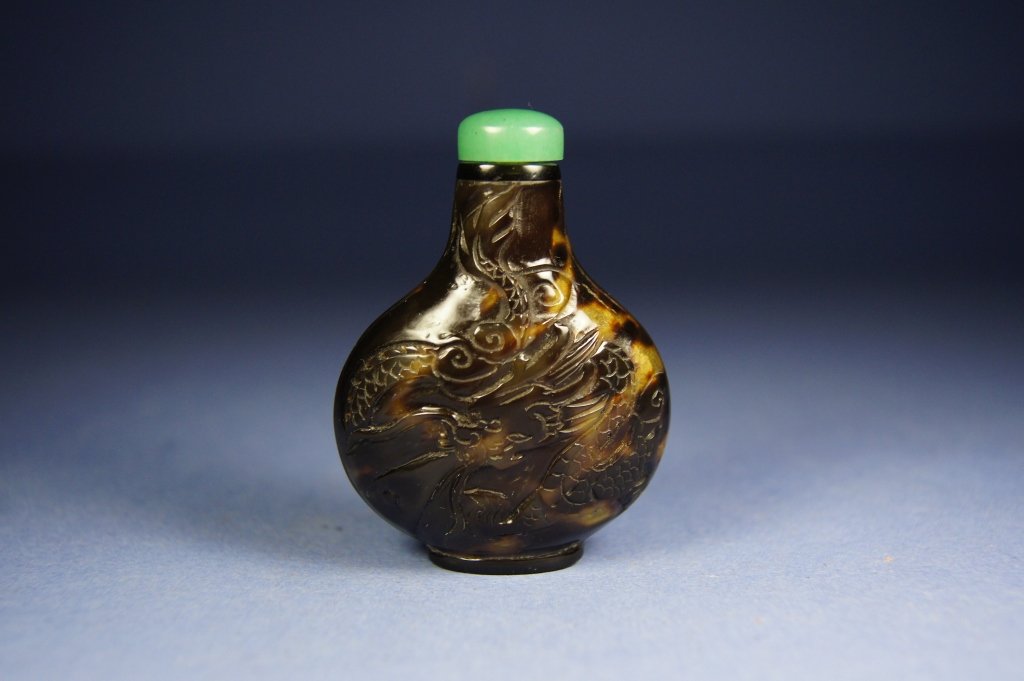 Chinese antique Turtle shell snuff bottle: Chinese antique Turtle shell snuff bottle ; 4 Marks ; H: 5.8 cm