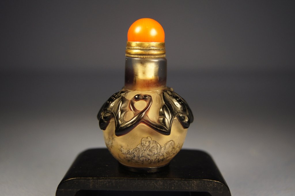 Chinese antique inside painted snuff bottle: Chinese antique inside painted snuff bottle ; deco with Bats ; H: 6.3 cm