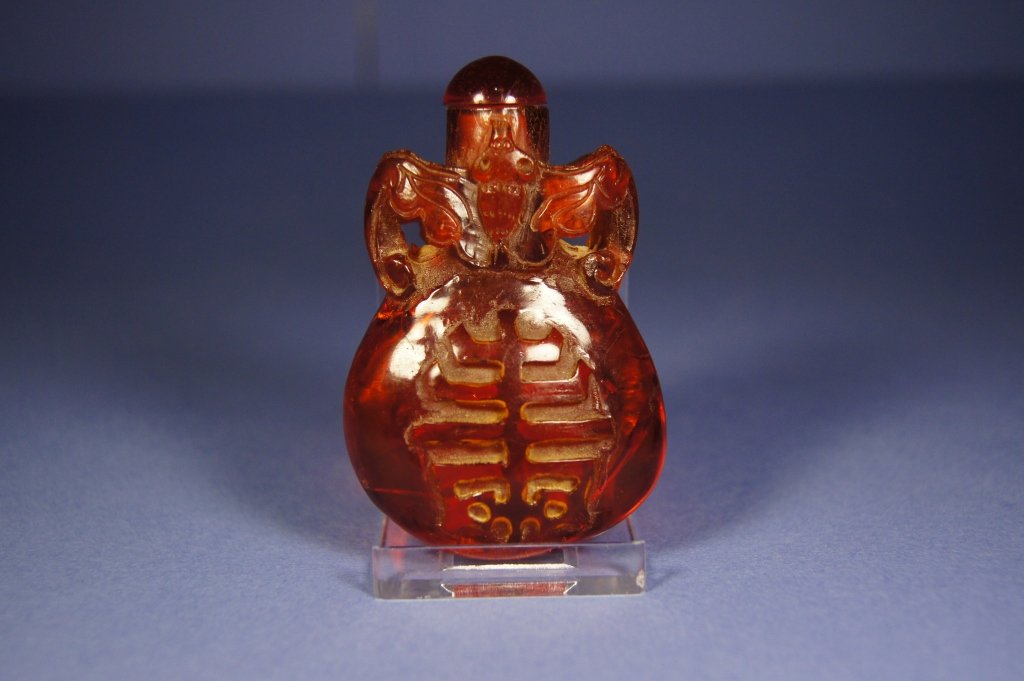 Chinese antique Amber snuff bottle: Chinese antique Amber snuff bottle ; Longevity mark and Bats ; H: 7.3 cm