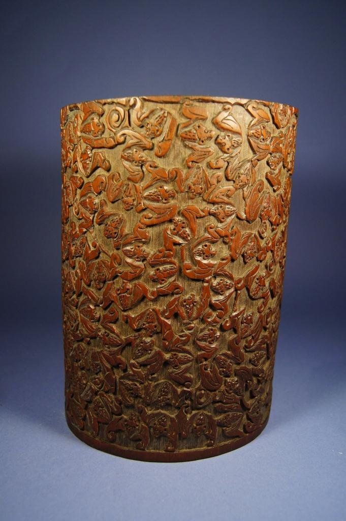 Chinese antique bamboo brush pot; bats: Chinese antique bamboo brush pot; bats ; H: 20 cm , D: 14.5 cm