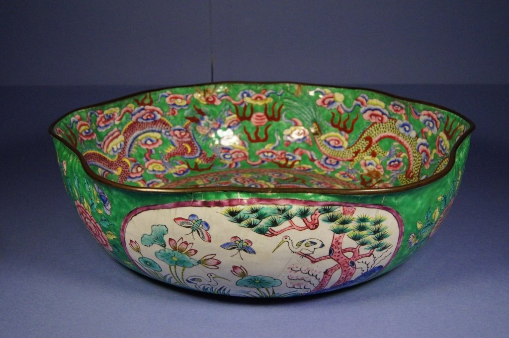 Chinese antique Enameled copper bowl: Chinese antique Enameled copper bowl ; 4 Marks ; H: 7 cm , D: 25.7 cm