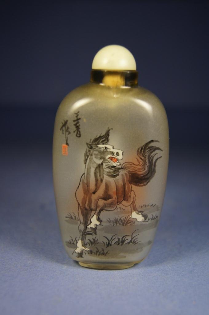 Chinese antique inner painting snuff bottle: Chinese antique inner painting snuff bottle ; signed ``Wang XU`and seal ; H: 8.7 cm