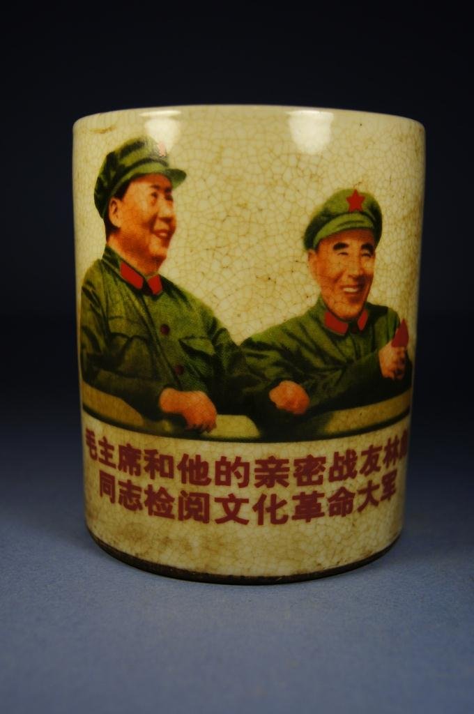 1968 ; Chinese porcelain brush pot: 1968 ; Chinese porcelain brush pot ; calligraphy ; sign and seal ; Year mark ; H: 12.3 cm , D: 10.5 cm