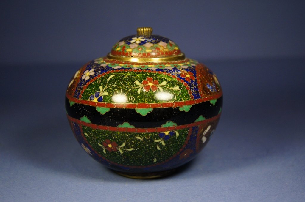 Japanese antique cloisonne jar with lid: Japanese antique cloisonne jar with lid ; spread sparkling dust ; H: 9.5 cm