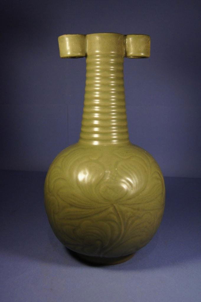 Chinese antique celadon bottle neck vase: Chinese antique celadon bottle neck vase ; H: 11.5 cm