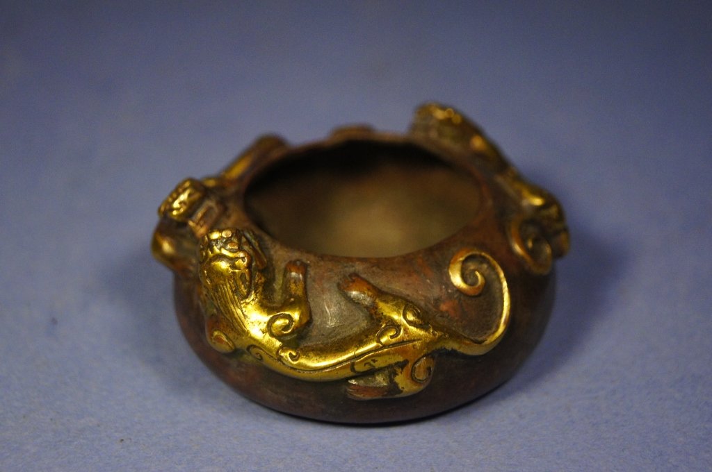 Chinese antique Bronze water pot with gold gilt: Chinese antique Bronze water pot with gold gilt Dragons ; Ming mark ; H: 2.5 cm , D: 7.5 cm