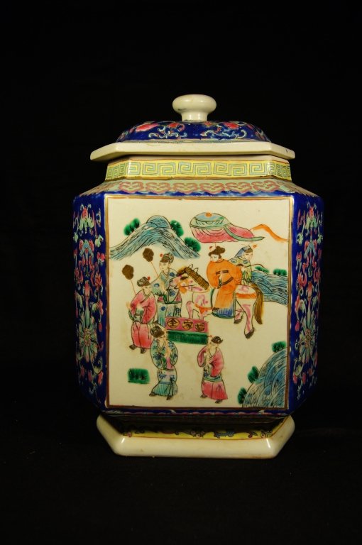 Chinese antique Famille rose Jar: Chinese antique Famille rose porcelain Jar with cover ; Qianlong mark ; H: 30 cm , W: 21.5 cm