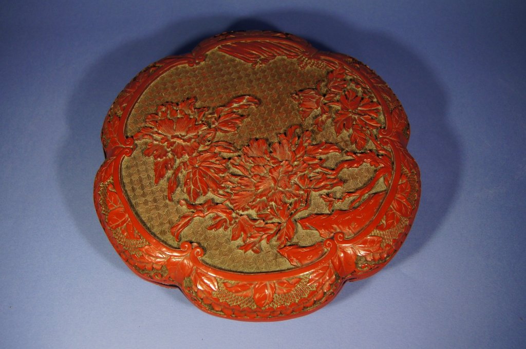Chinese antique cinnabar lacquer box: Chinese antique cinnabar lacquer box ; H: 6.5 cm , D: 25 cm