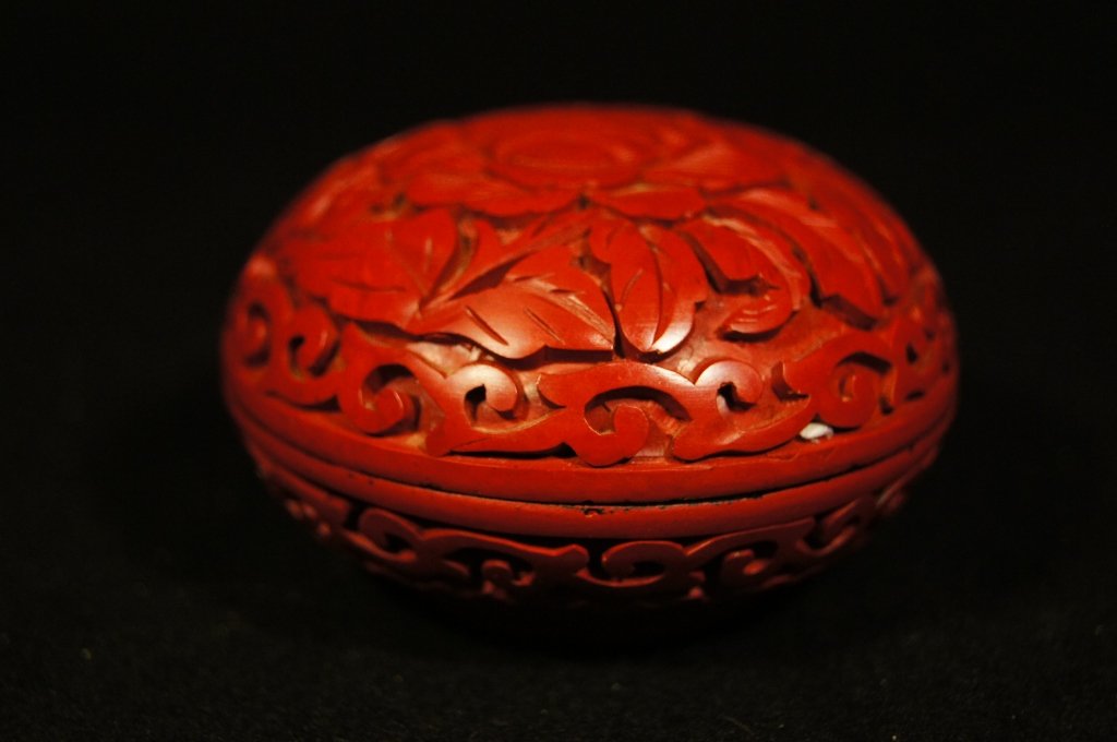 Chinese antique carved cinnabar box: Chinese antique carved cinnabar box ; H: 4 cm , D: 6.5 cm