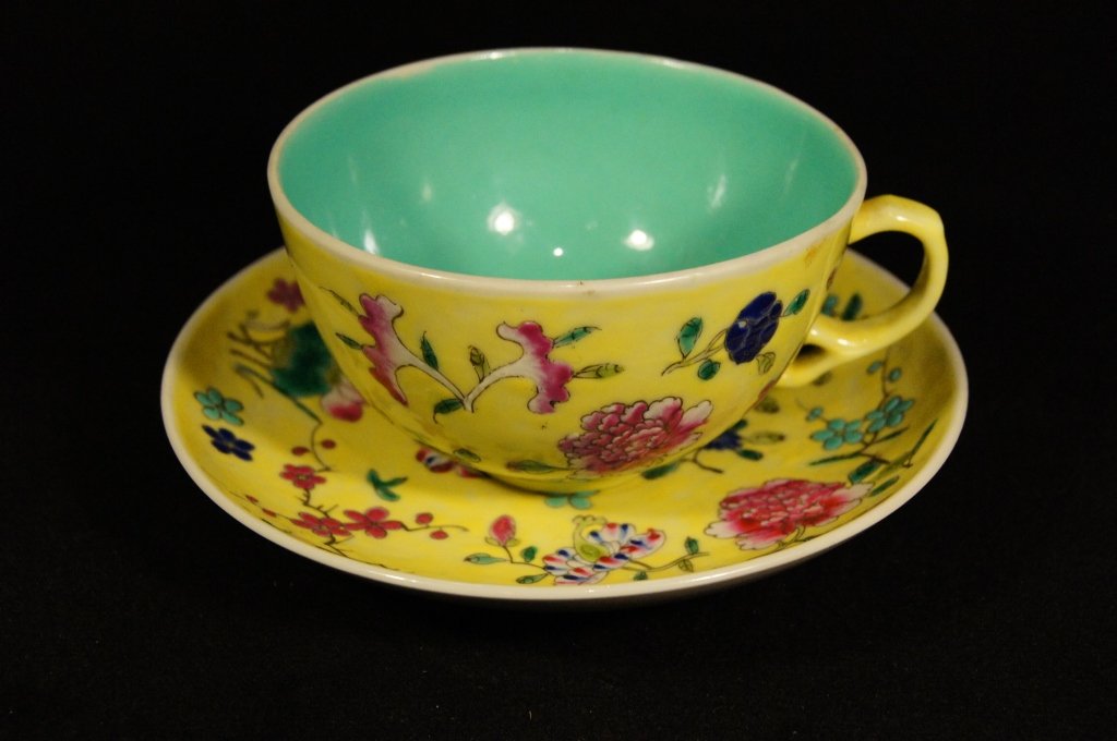 Chinese antique Famille Rose tea cup and plate: Chinese antique Famille Rose tea cup and plate ; Kwang Xu mark ; H: 5.5 cm , W: 9.5 cm ( cup ) , D: 14 cm ( plate )