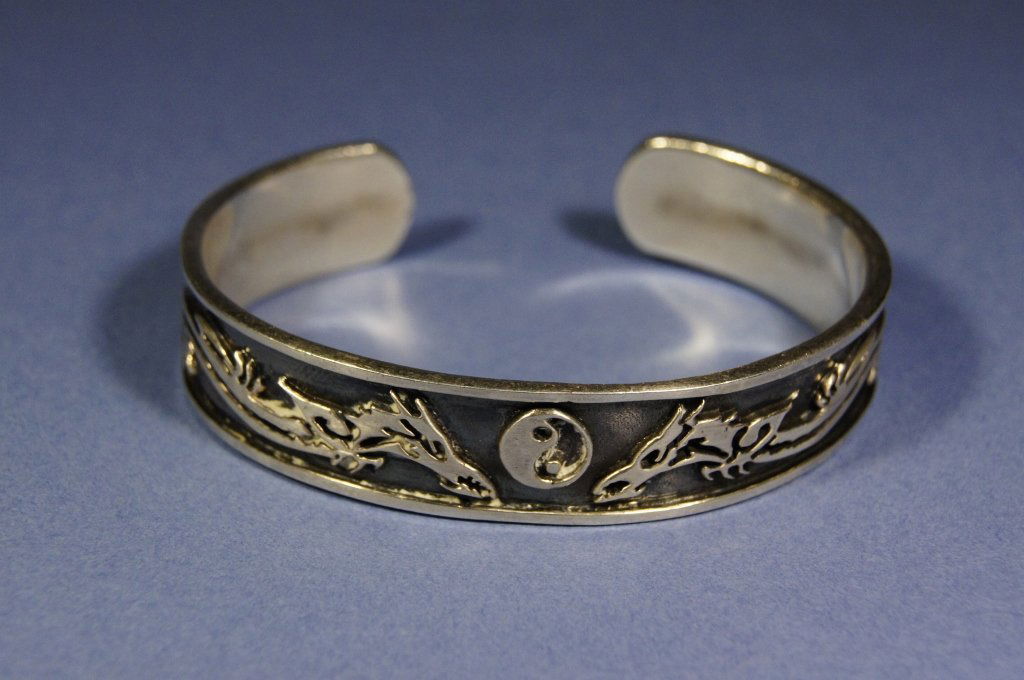 Chinese antique Silver carved bracelet: Chinese antique Silver carved bracelet ; Double dragon pattern ; 925 Silver mark ; 41 g ; H: 0.8 cm , W: 6.9 cm , L: 5.4 cm