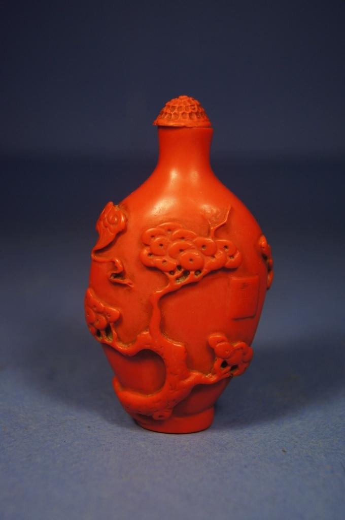 Chinese antique cinnabar(?) snuff bottle: Chinese antique cinnabar(?) snuff bottle ; H: 7.8 cm