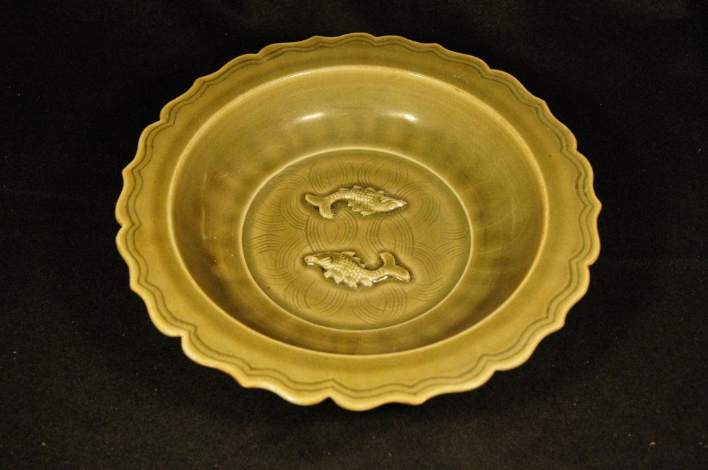 Chines antique Celadon porcelain plate: Chines antique Celadon porcelain plate ; Fish pattern at the middle ; H: 4 cm , D: 20 cm