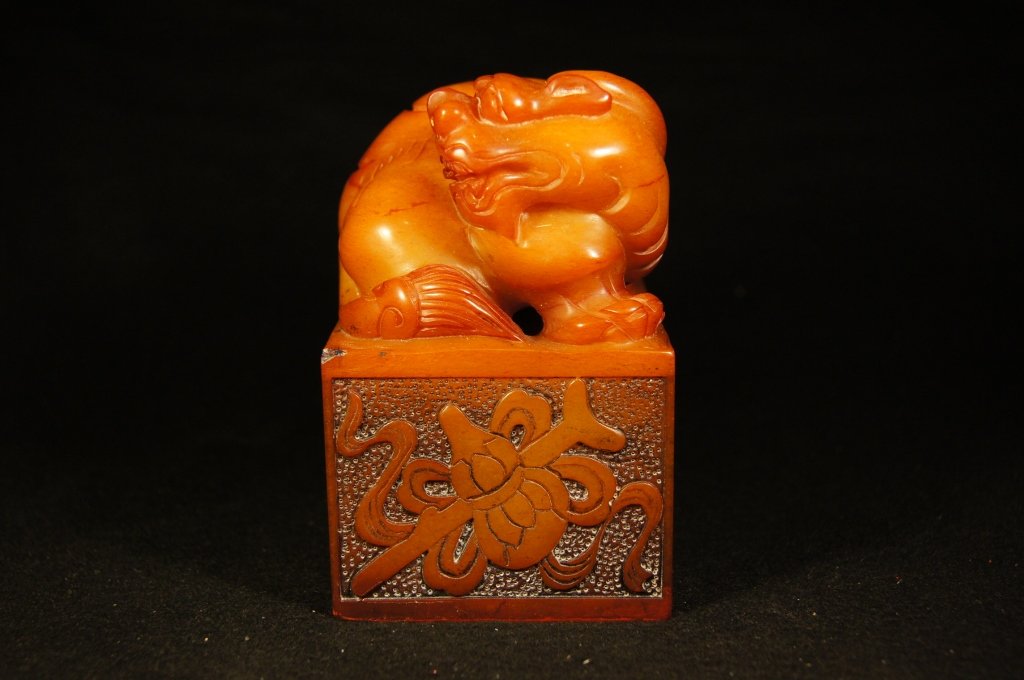 Chinese antique Large Shoushan stone seal: Chinese antique Large Shoushan stone seal ; Fu Dog on top ; rounded by incised pattern ; H: 11.5 cm , W: 7.5 cm ,L: 7.5 cm , 1405 g
