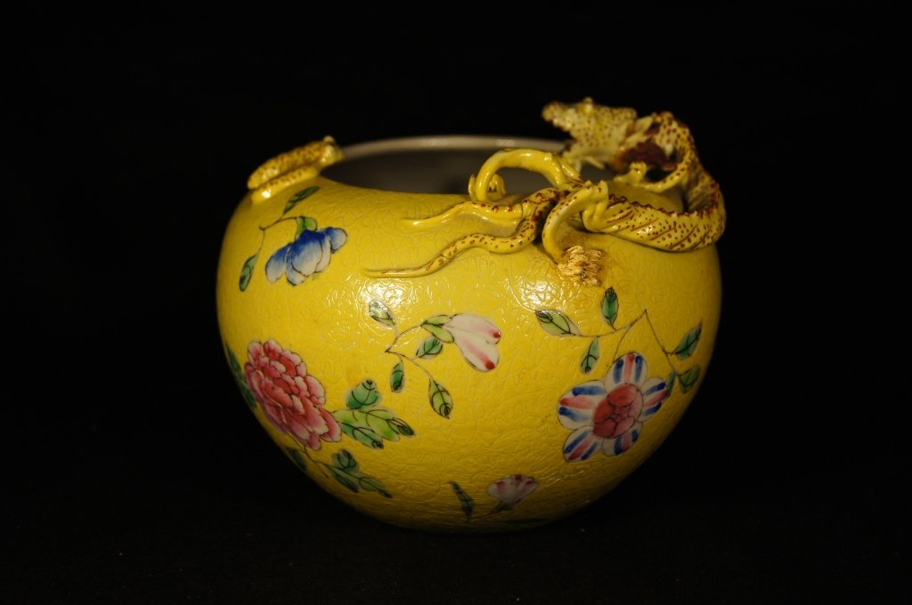 Chinese antique Dragon deco porcelain jar: Chinese antique Dragon deco porcelain jar ; finely incised pattern and colored ;Qianlong mark ; H: 9.5 cm , D: 14 cm