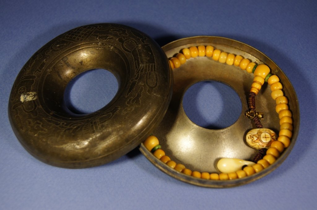 Tibetan antique prayer's beads in copper box: Tibetan antique prayer's beads in copper box ; made with bone including human bone ; H: 3 cm , D: 10.5 cm (box size )