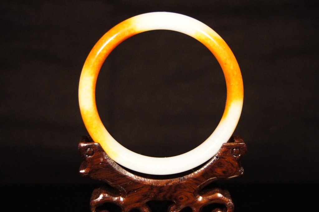 Chinese antique white & Brown jade bangle: Chinese antique white & Brown jade bangle ; D: 7.5 cm