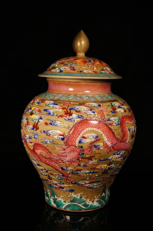 Chinese antique porcelain ginger Jar: Chinese antique porcelain ginger Jar ; Qianlong mark ; Red and Blue Dragons ; H: 21 cm