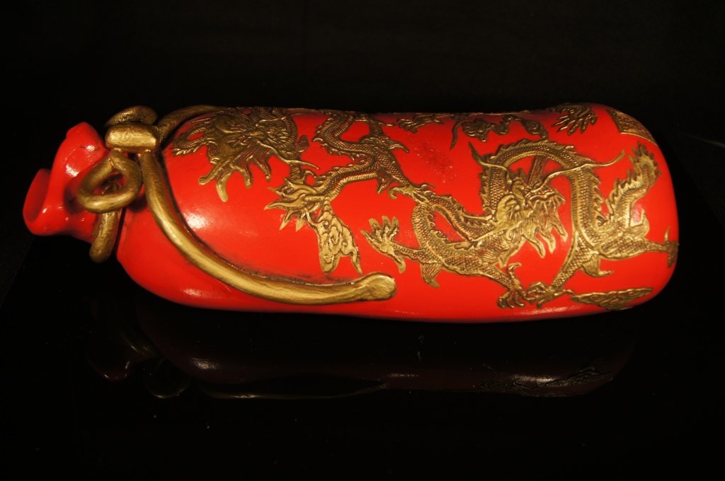 Chinese antique porcelain pillow: Chinese antique porcelain pillow ; Golden painted Dragons ; Qianlong mark ; L: 32 cm