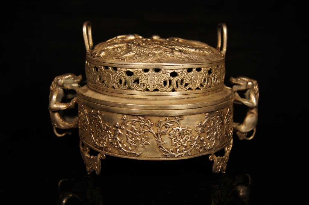 Chinese antique Bronze incense burner: Chinese antique Bronze incense burner ; Dragon handles ; Bat shape foot ; phoenix and Dragon on top ; Ming mark; H: 13 cm