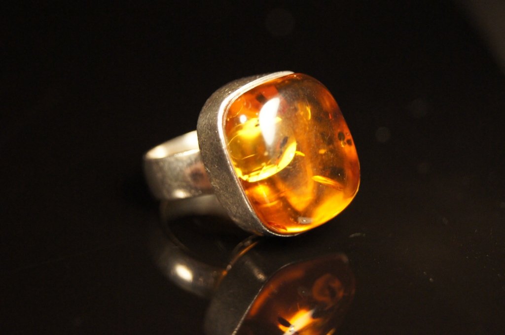 Chinese antique Amber and silver Ring: Chinese antique Amber and silver Ring ; 925 mark ; Amber size : 1.7 X 1.6 cm