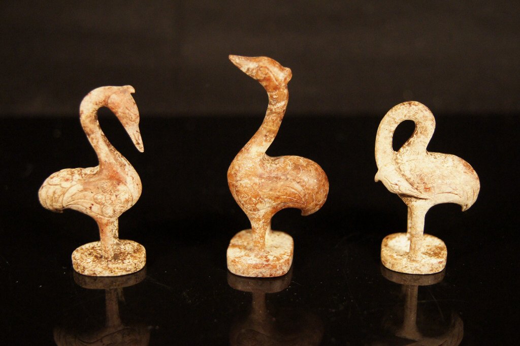 Chinese antique Han Dynasty jade stone carvings: Chinese antique Han Dynasty, of period jade stone carvings ; cranes ; custom case ; H: 6.2 cm ( tallest )