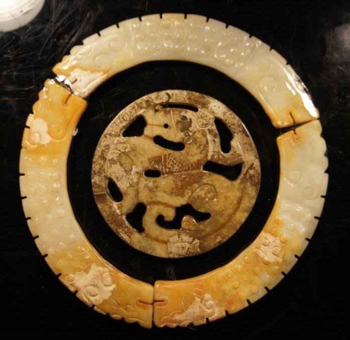 Chinese antique white & Brown jade carvings: Chinese antique white& Brown jade carvings ; D: 8.7 cm ( middle disk) ,