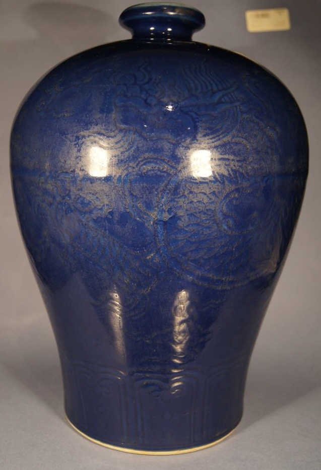 Chinese antique monochrome dragon vase: Chinese antique monochrome dragon vase ; gilt Dragon pattern ; Ming mark ; H: 33 cm