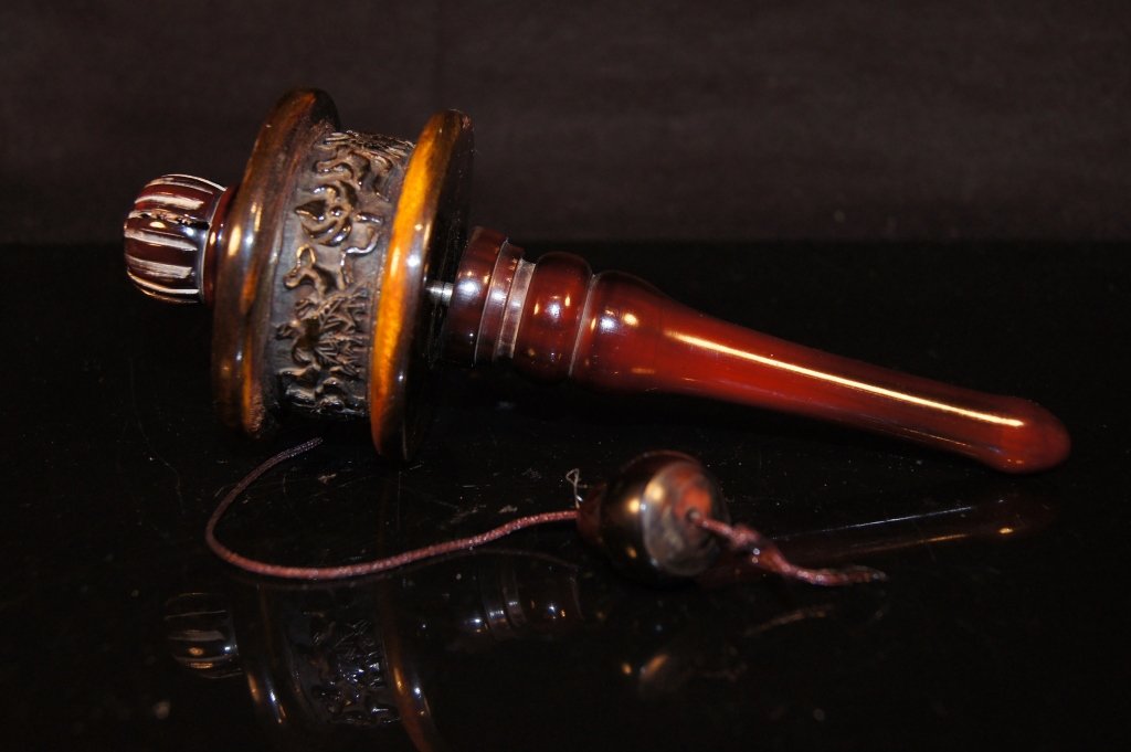 Tibetan antique horn carved prayer's wheel: Tibetan antique horn carved prayer's wheel ; L: 16.8 cm
