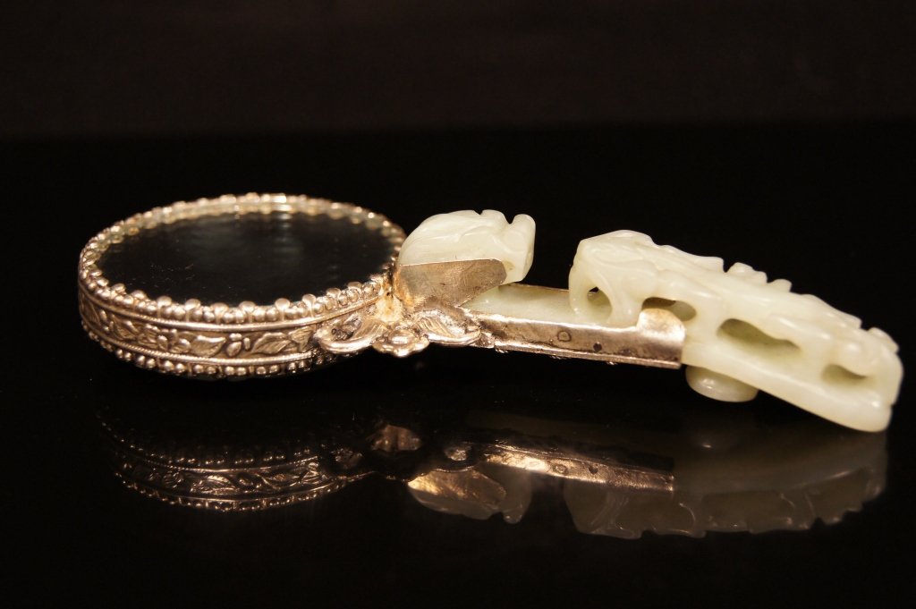 Chinese antique white jade & silver mirror: Chinese antique white jade & silver mirror ; dragon belt hook handle ; phoenix at th backside mirror ; L: 14 cm