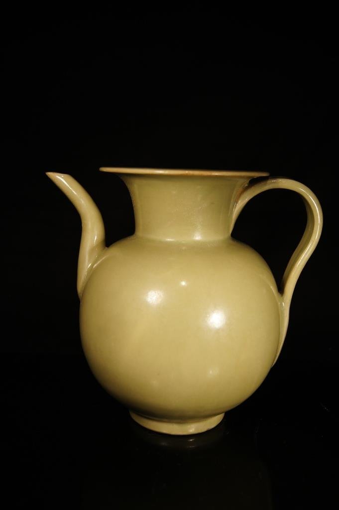 Chinese monochrome whine jar: Chinese monochrome whine jar ; H: 17 cm