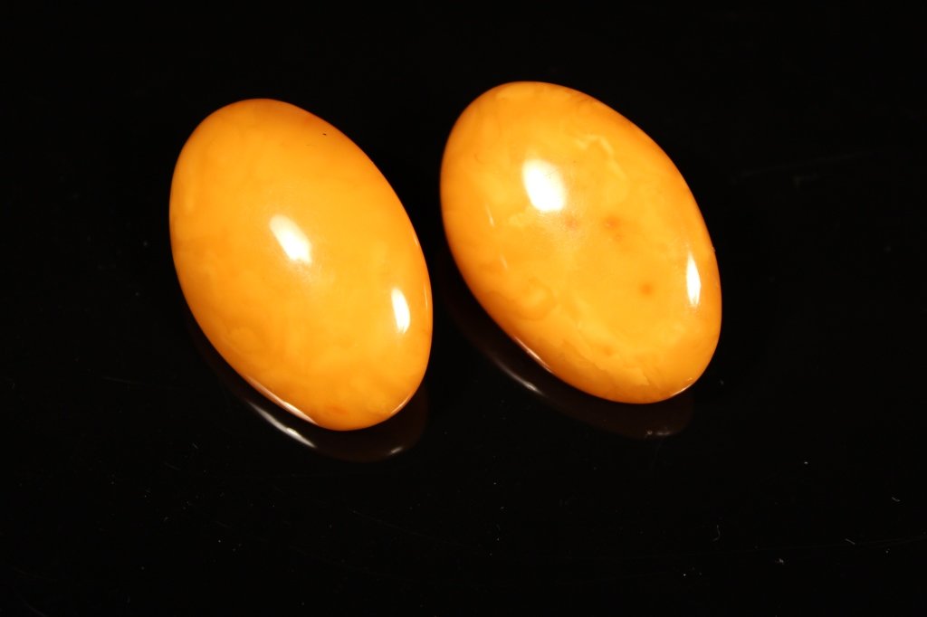 Pair of Chinese Amber earrings (1 of 2)