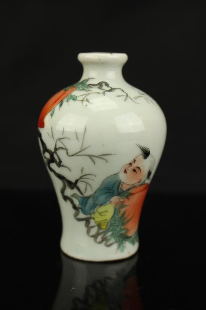 Chinese antique porcelain snuff bottle (1 of 4)