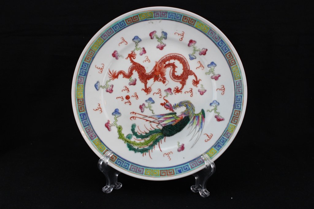 Chinese porcelain plate ; Dragon & phoenix: Chinese porcelain plate ; Dragon & phoenix ; Qian long mark ; D: 23.5 cm