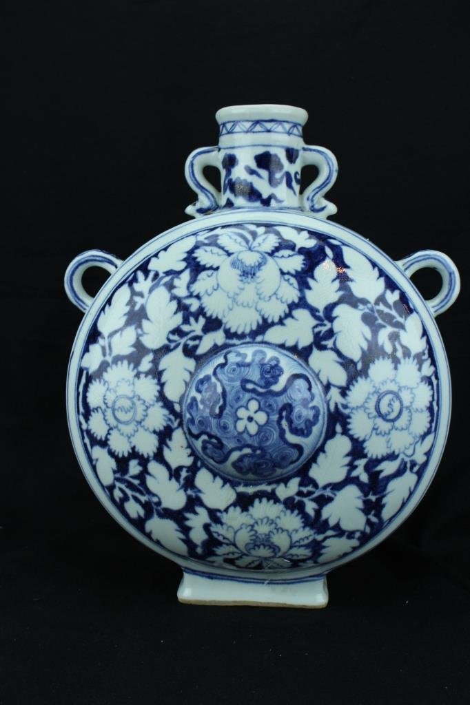 Chinese Blue and white moon Flask ; H: 38 cm: Chinese Blue and white moon Flask ; H: 38 cm