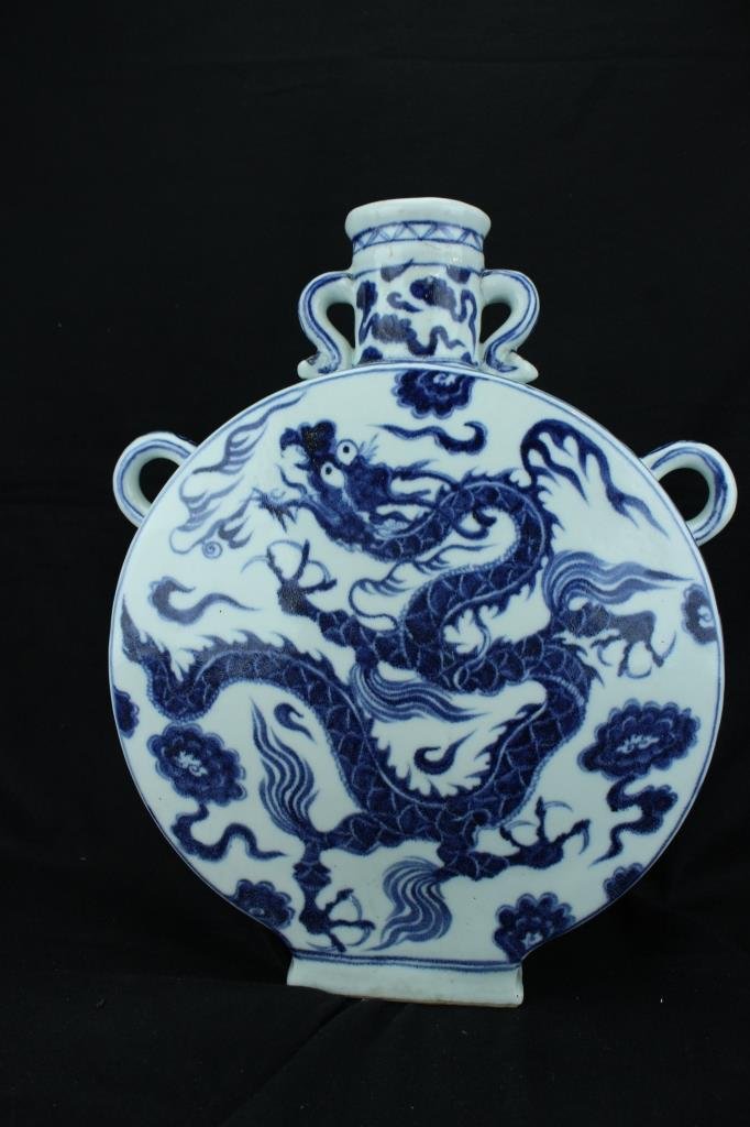 Chinese Blue and white moon Flask ; H: 38 cm: Chinese Blue and white moon Flask ; H: 38 cm
